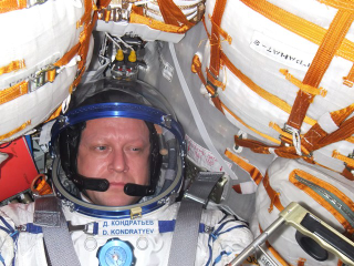 Illustration for article titled Rare Images From Inside a Soyuz During Flight